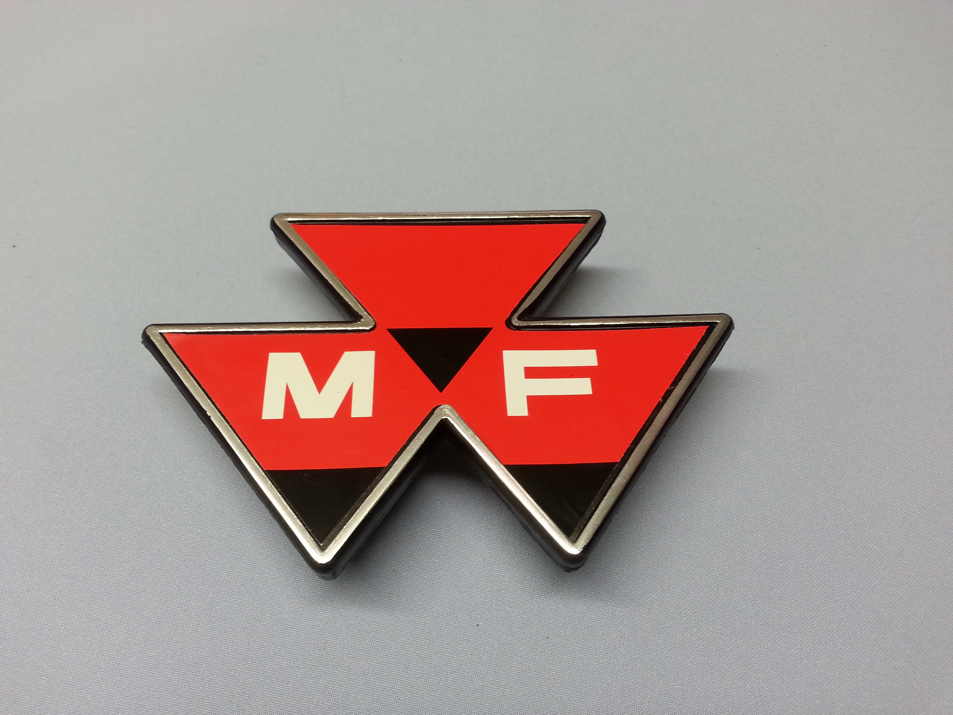 Typenschild - Emblem vorne am Grill