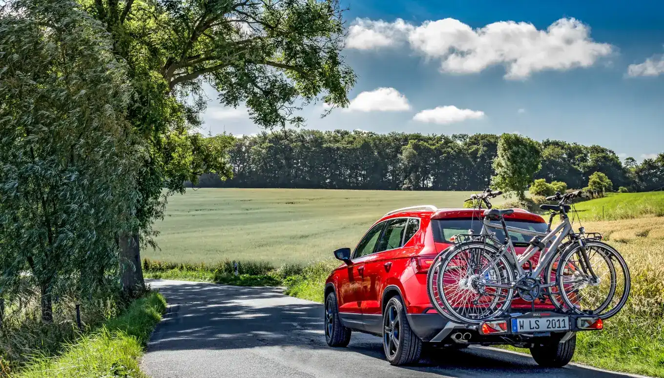 Auto mit Fahrradträger von Bullwing in der Natur