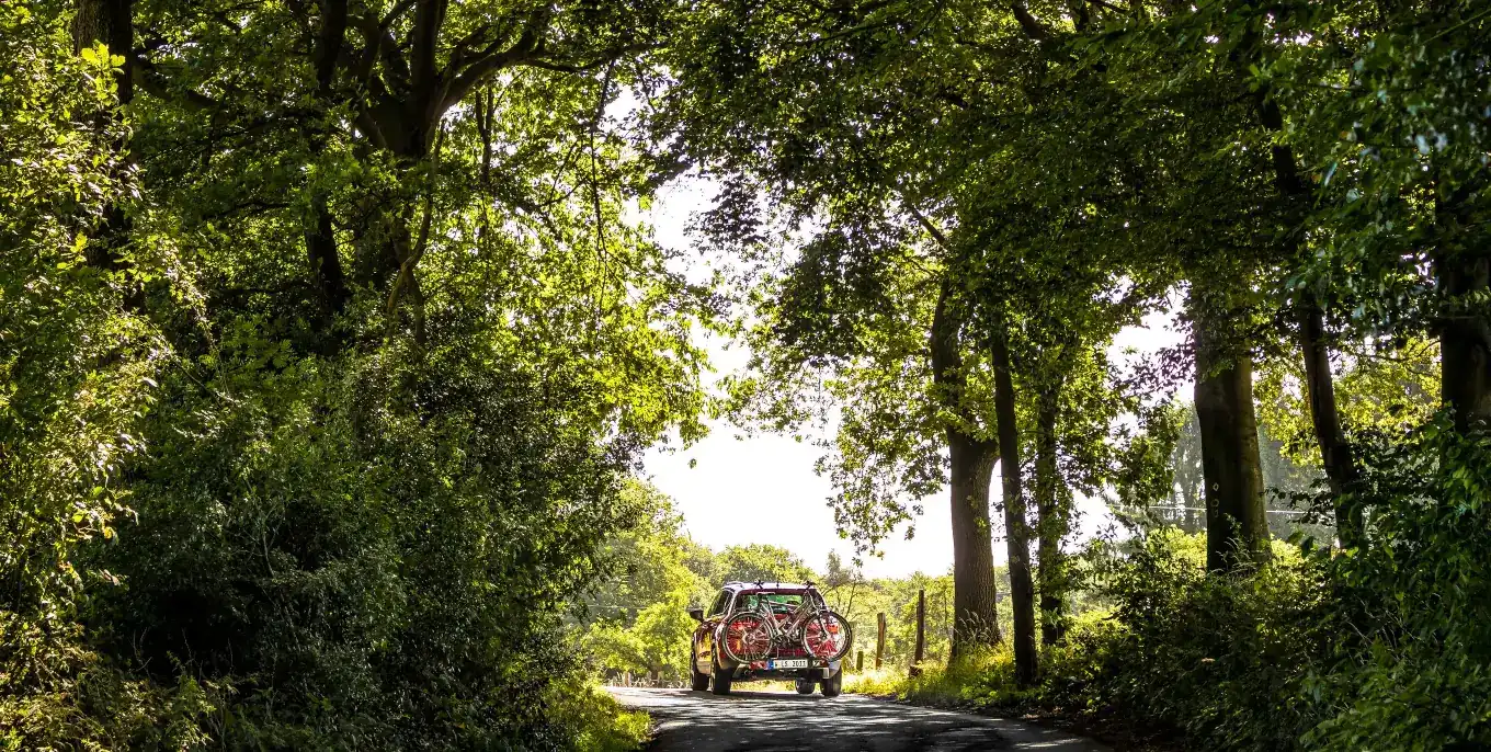 auto mit ebike auf dem Fahrradträger in der Natur
