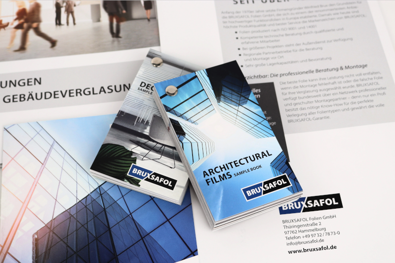 Ansicht auf Faltblatt und Musterfächer für Gebäudefolien