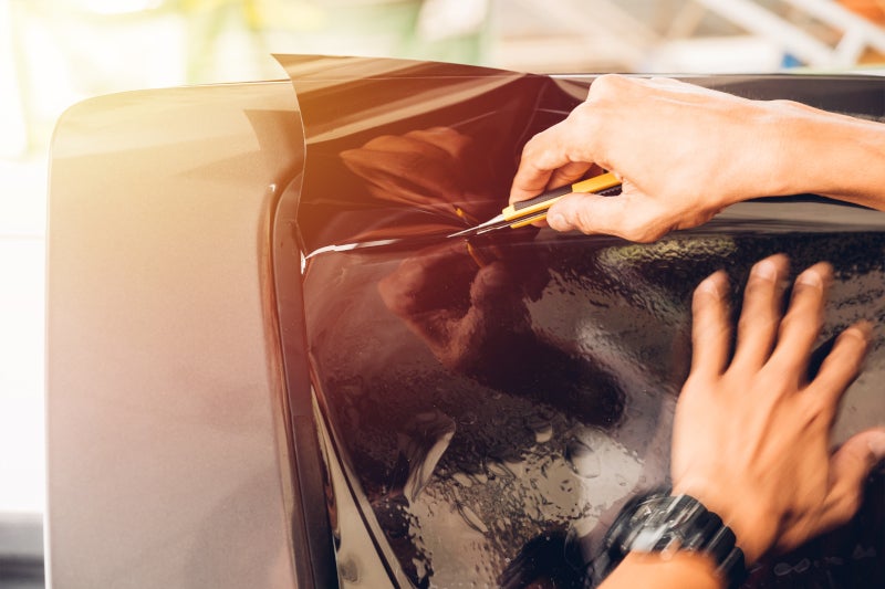Montagebild einer Autoglasfolie am hinteren Seitenfenster eines Autos