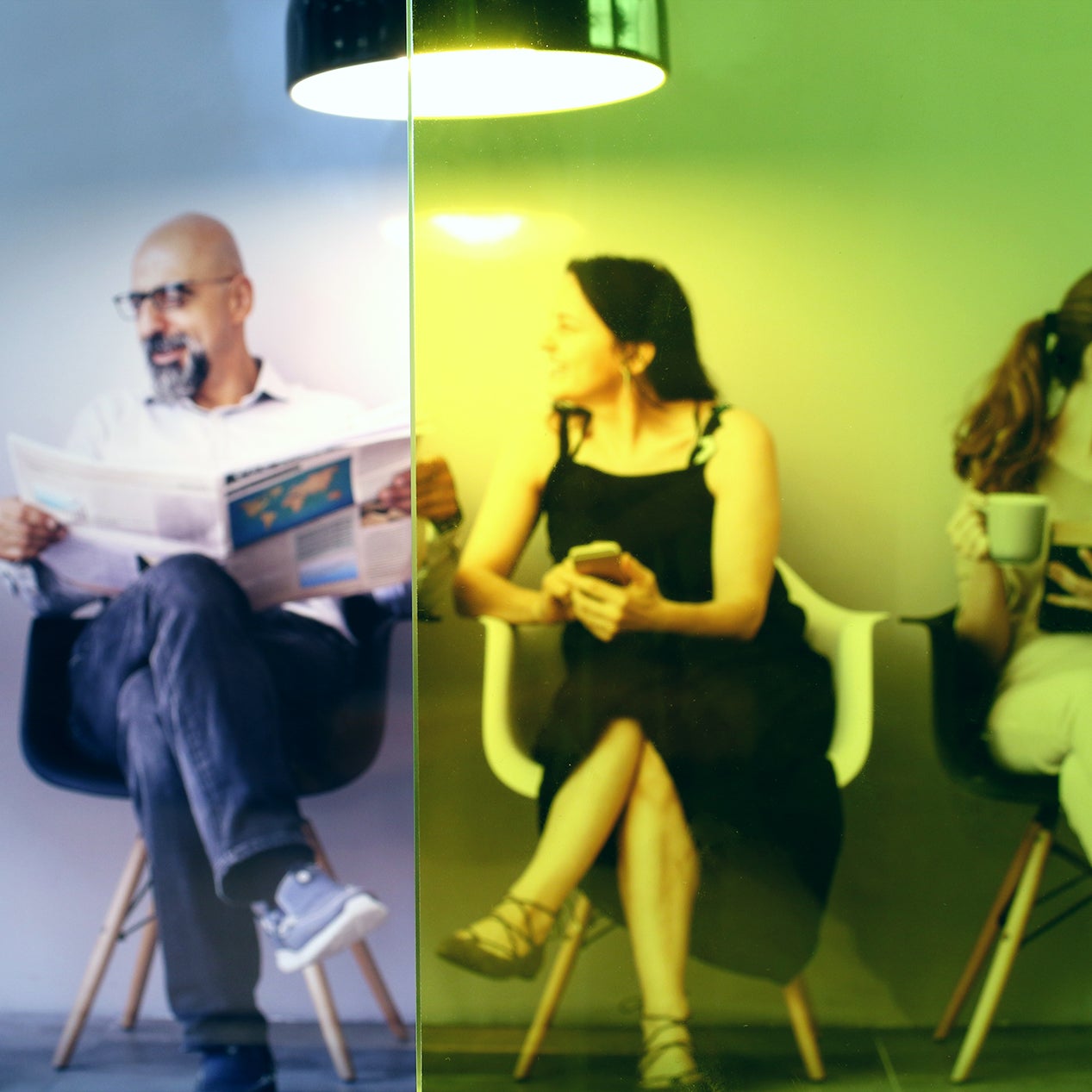 Anwendungsbild Dekorfolie CDF Yellow 80 gelb transparent, Innenverlegung, Personen hinter Folie