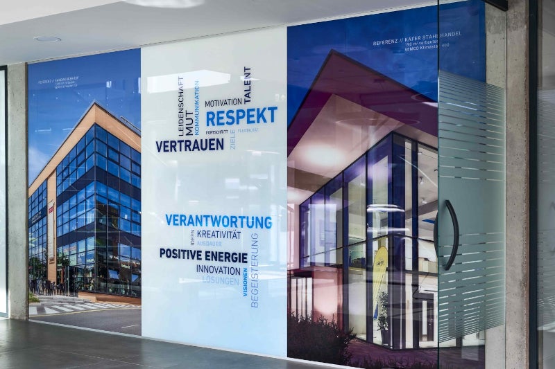Ansicht auf Glastrennwand mit Digitaldruck auf angebrachter Folie in Bürogebäude