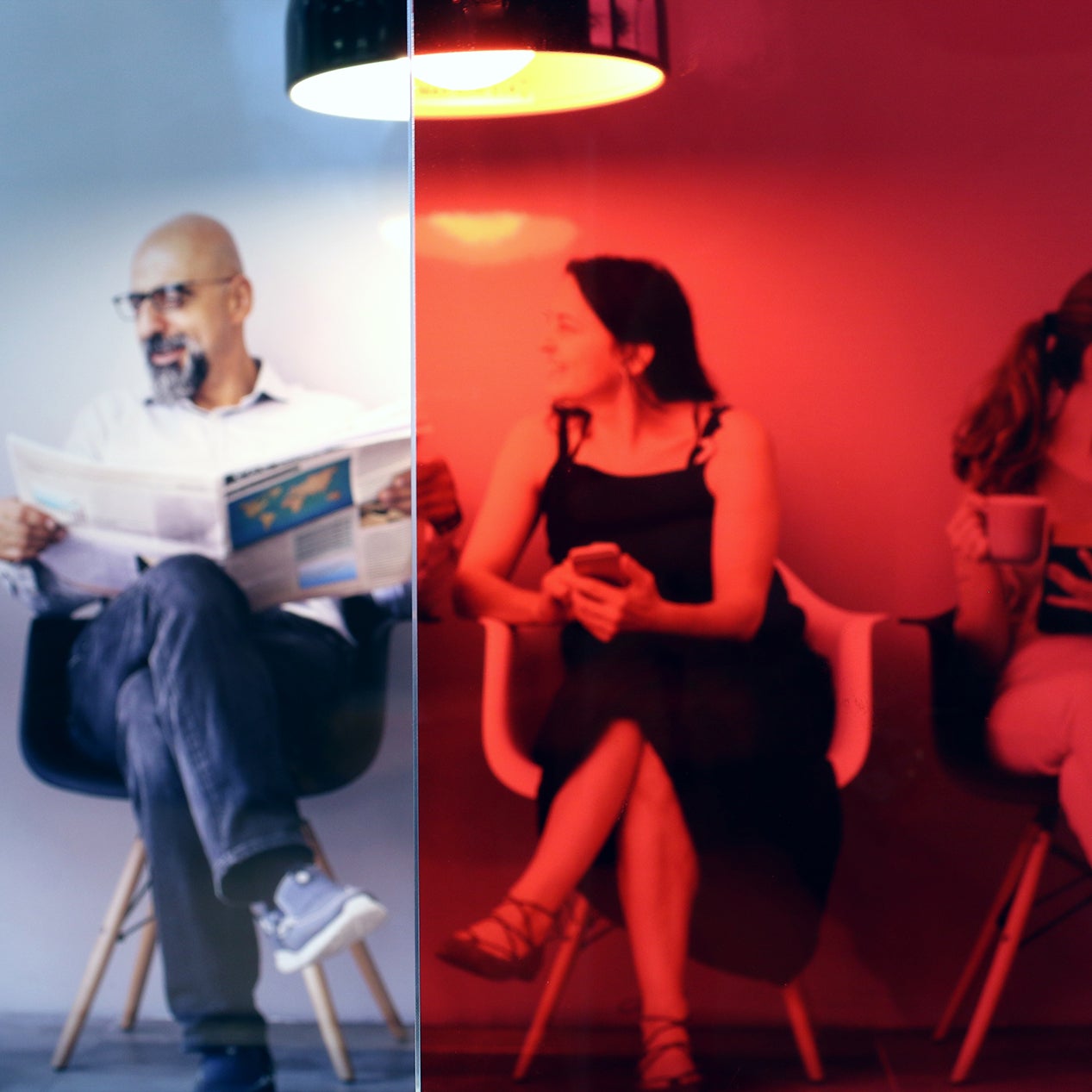 Anwendungsbild Dekorfolie CDF Red 25 rot transparent, Innenverlegung, Personen hinter Folie