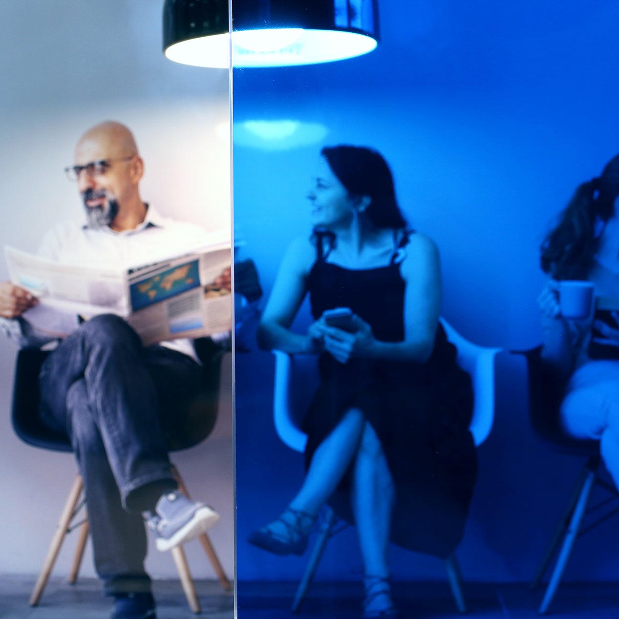 Anwendungsbild Dekorfolie CDF Blue 30 blau transparent, Innenverlegung, Personen hinter Folie