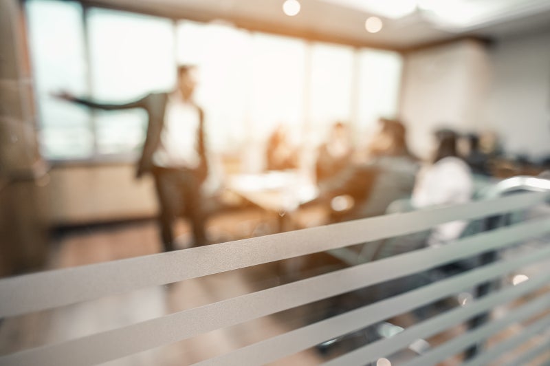 unscharfes Bild einer Besprechung