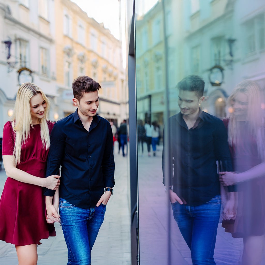 Anwendungsbild Dekorfolie CDF 1100 trichromic, Innenverlegung, Personen spiegeln sich auf Folie, Designfolie mit Flip-Flop-Effekt, außergewöhnliches Design, Effektfolie abhängig von Lichteinfall und Blickwinkel, Farbtöne blau, lila bis hin zu gelb