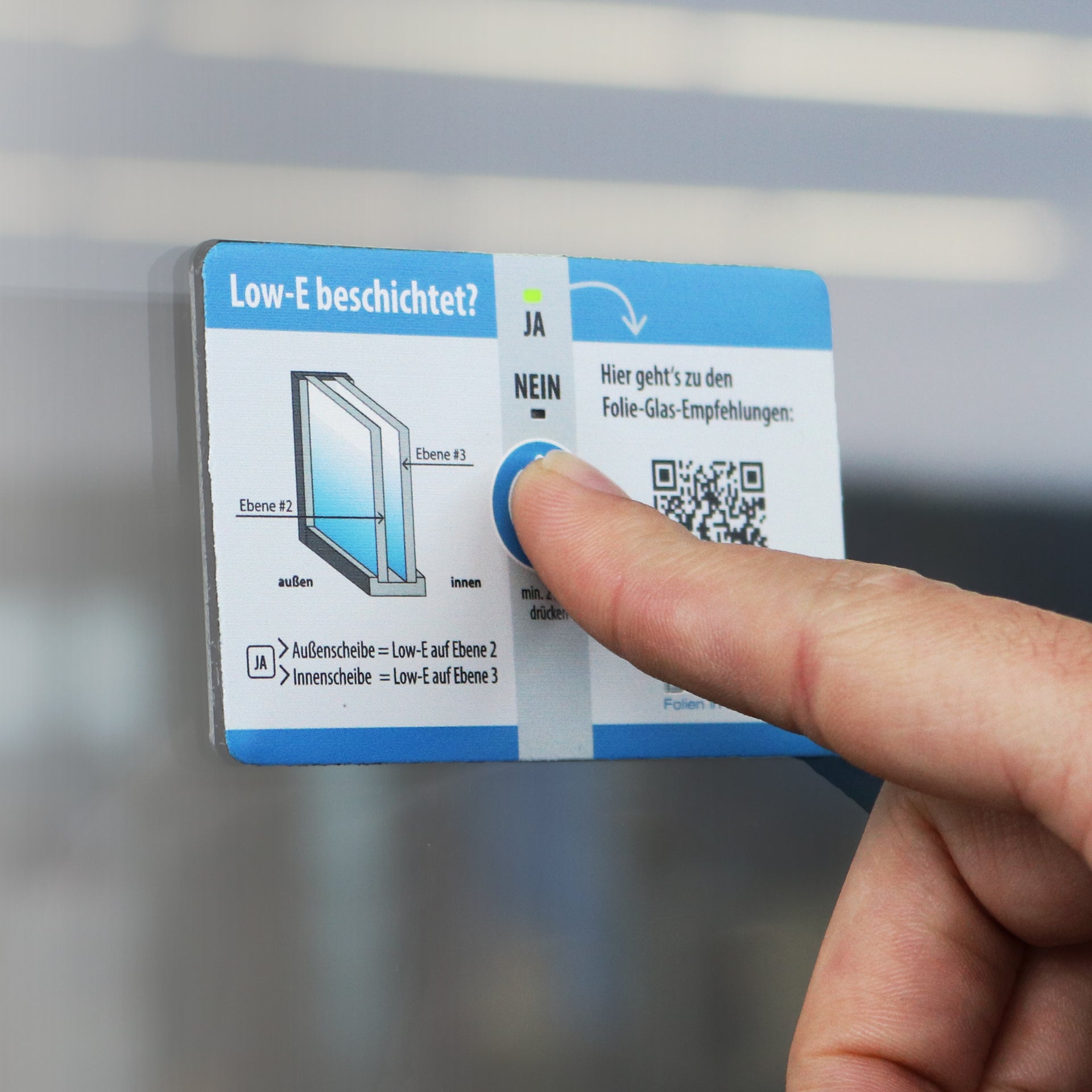 Anwendungsbild T99221 BRUXSAFOL Low E Card an Glasscheibe, aktiviert durch Druck