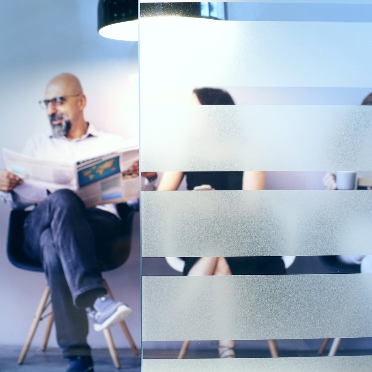 Anwendungsbild Dekorfolie CDF 2304 Streifen, Innenverlegung, Personen hinter Folie, Streifen in Sandstrahloptik 35mm, Abstand 10mm, Sichtschutz