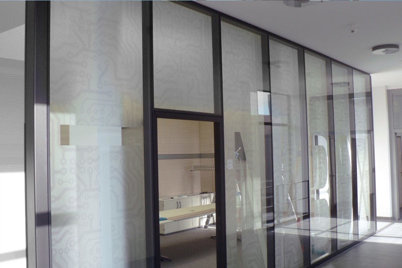 Glastrennwand mit Dekorfolie in der FH SWWS