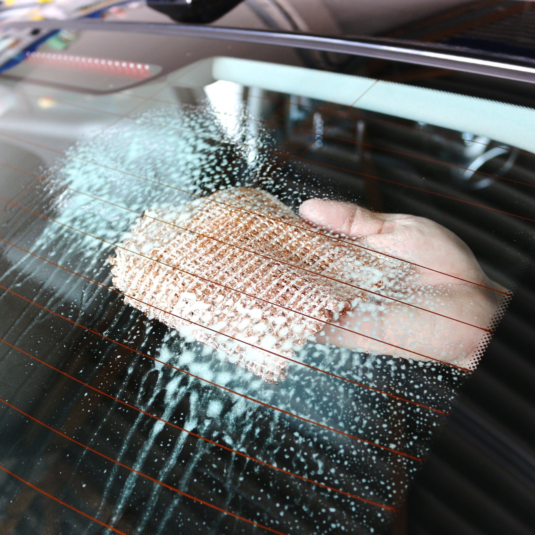 Anwendungsbild T25050 Kupferlappen zur Reinigung einer Heckscheibe mit Heizdrähten