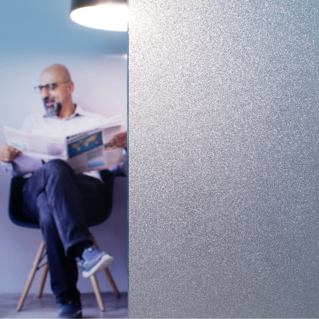 Anwendungsbild Dekorfolie CDFS 6001 Blast, Adhäsionsfolie, Innenverlegung, statisch haftend, Personen hinter Folie, schneller Sichtschutz, kurz- und mittelfristige Anwendung