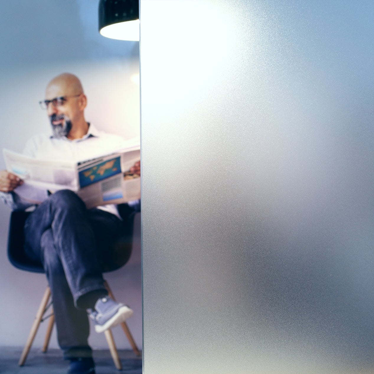 Anwendungsbild Dekorfolie 160 Lexan, Innenverlegung, Person hinter Folie, transluzente Folie mit Sandstrahl-Effekt, hohe Lichtstreuung, geringer Lichtverlust, guter Sichtschutz