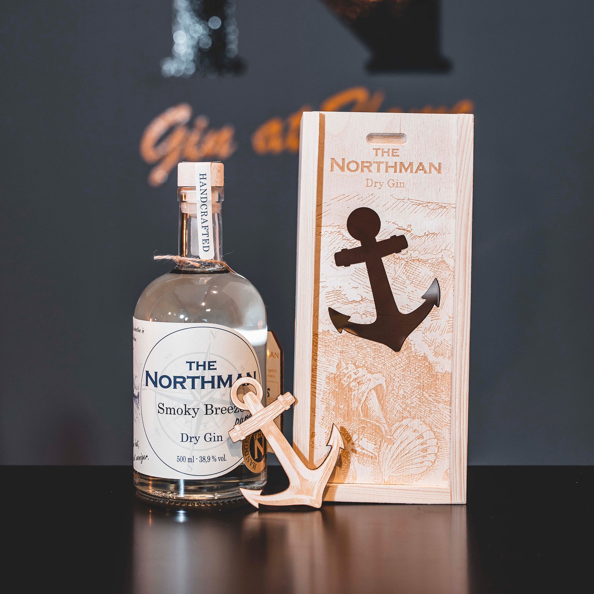 Mit Holzbox: The Northman "Smoky Breeze" Dry Gin (500ml) Mit Holzbox: The Northman "Smoky Breeze" Dry Gin (500ml)