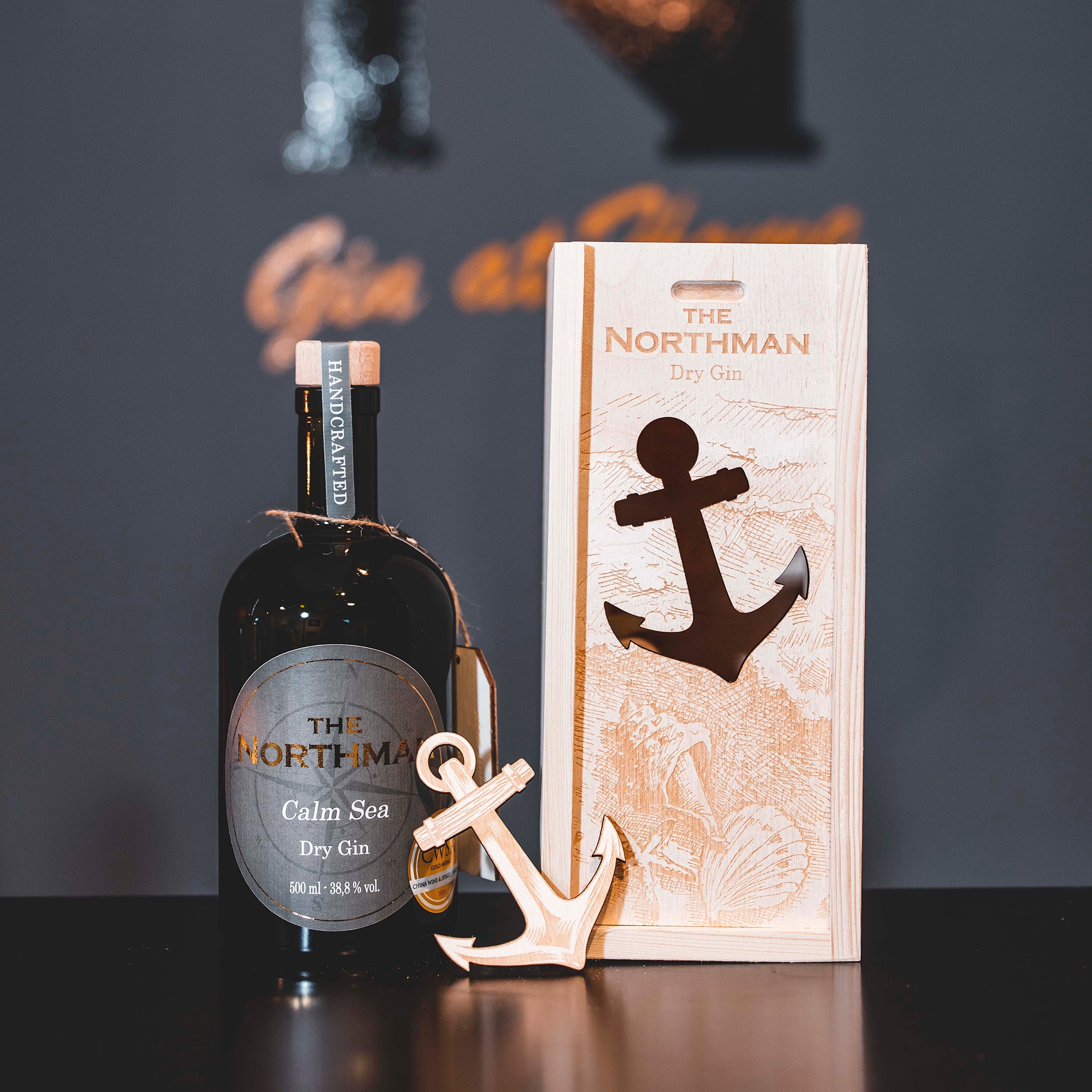Mit Holzbox: The Northman "Calm Sea" Dry Gin (500ml) Mit Holzbox: The Northman "Calm Sea" Dry Gin (500ml)