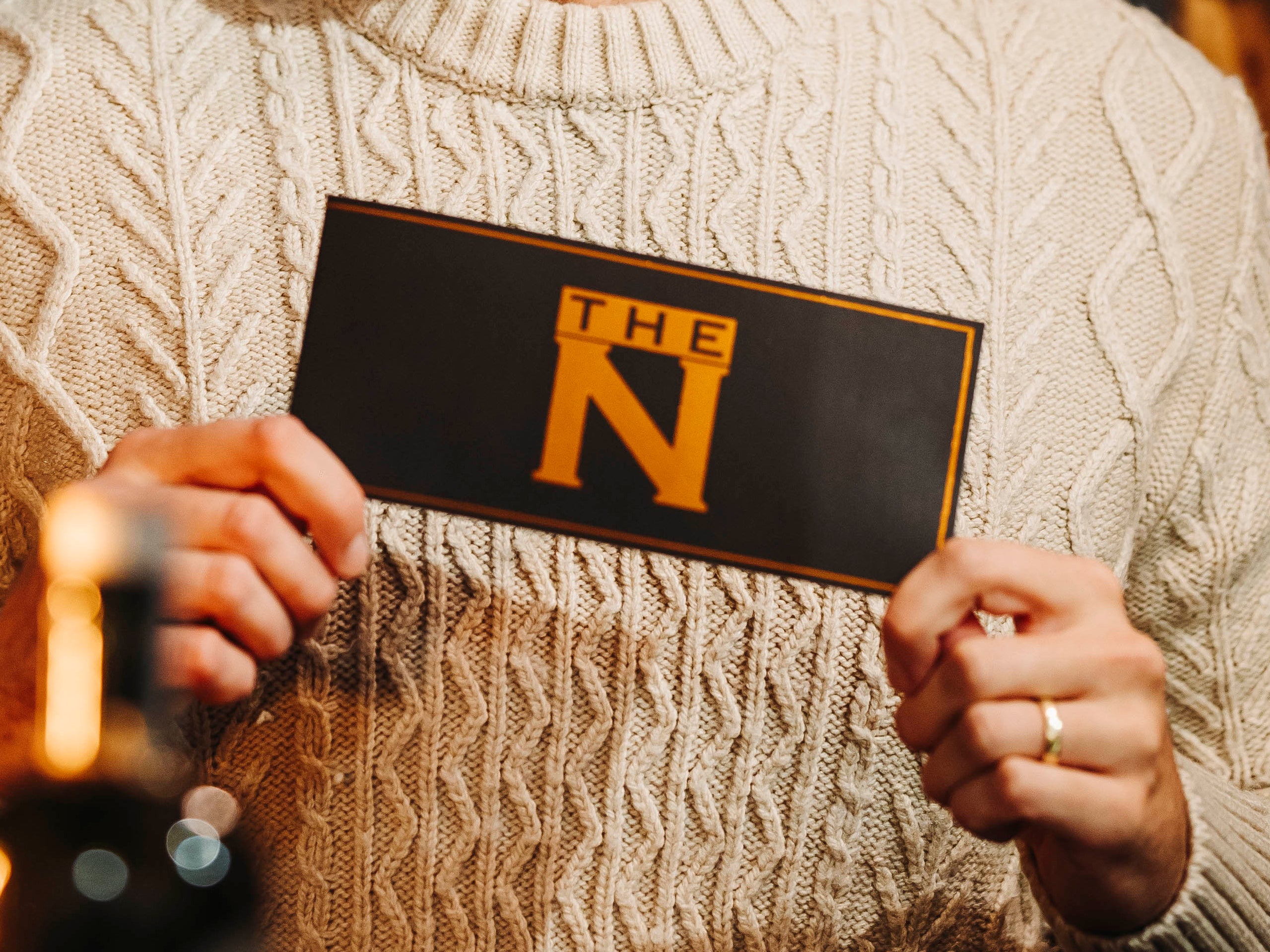 Gutschein - Workshop "Mein Gin mit THE N" Finger, Person, Strickwaren, Pullover, Text