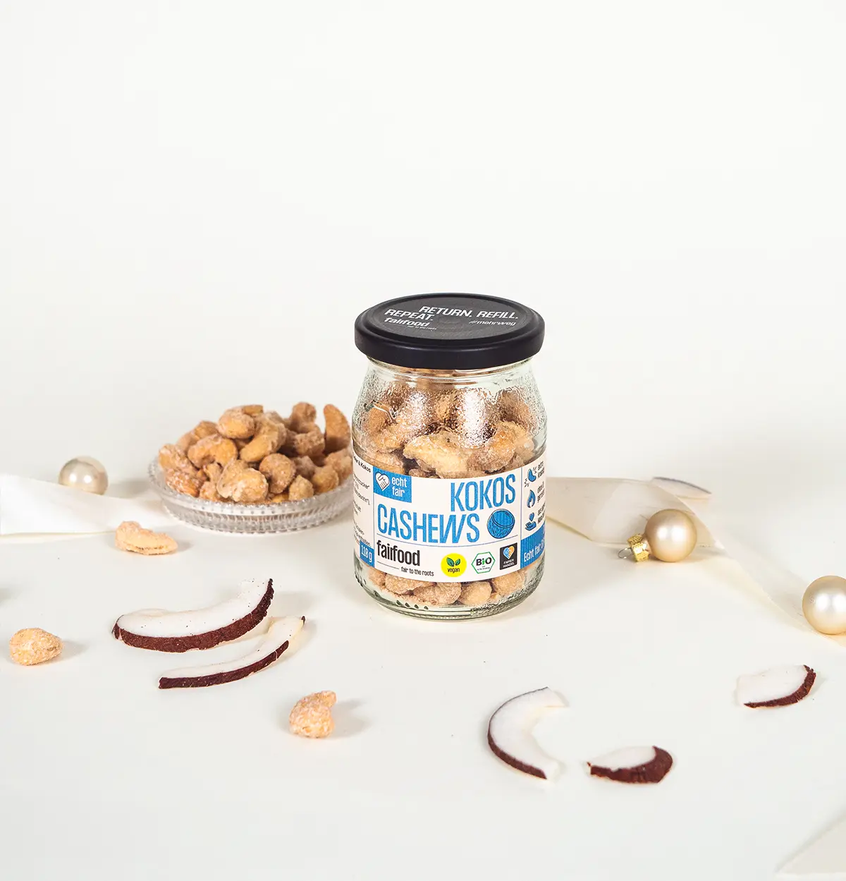 Pfandglas Kokos Cashews mit weihnachtlichem Hintergrund