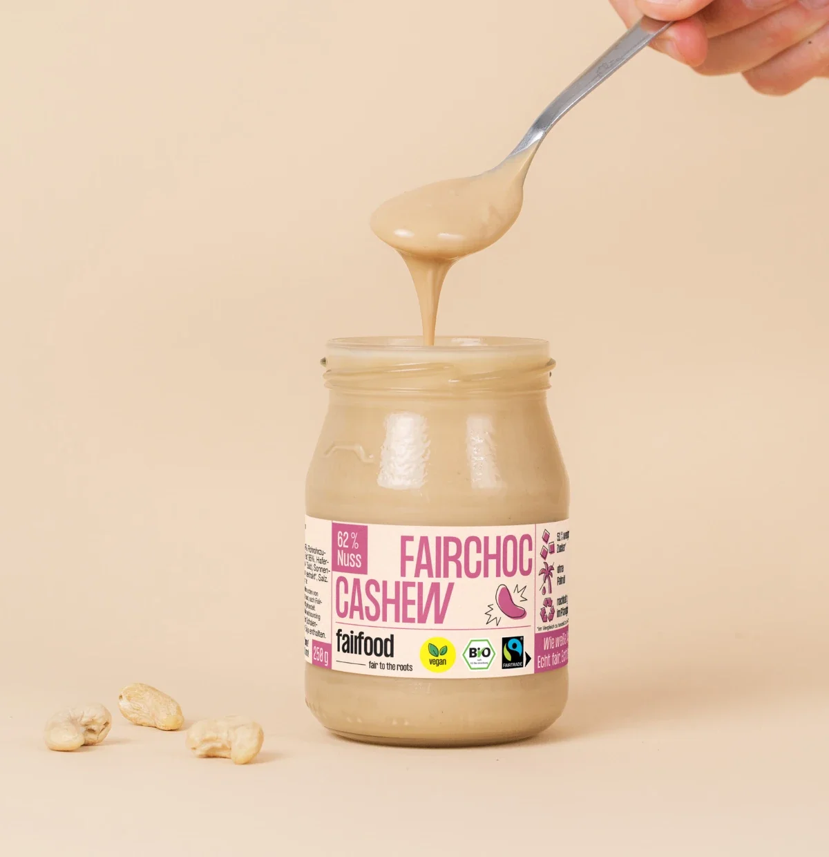 cashewcreme laeuft vom loeffel runter ins glas