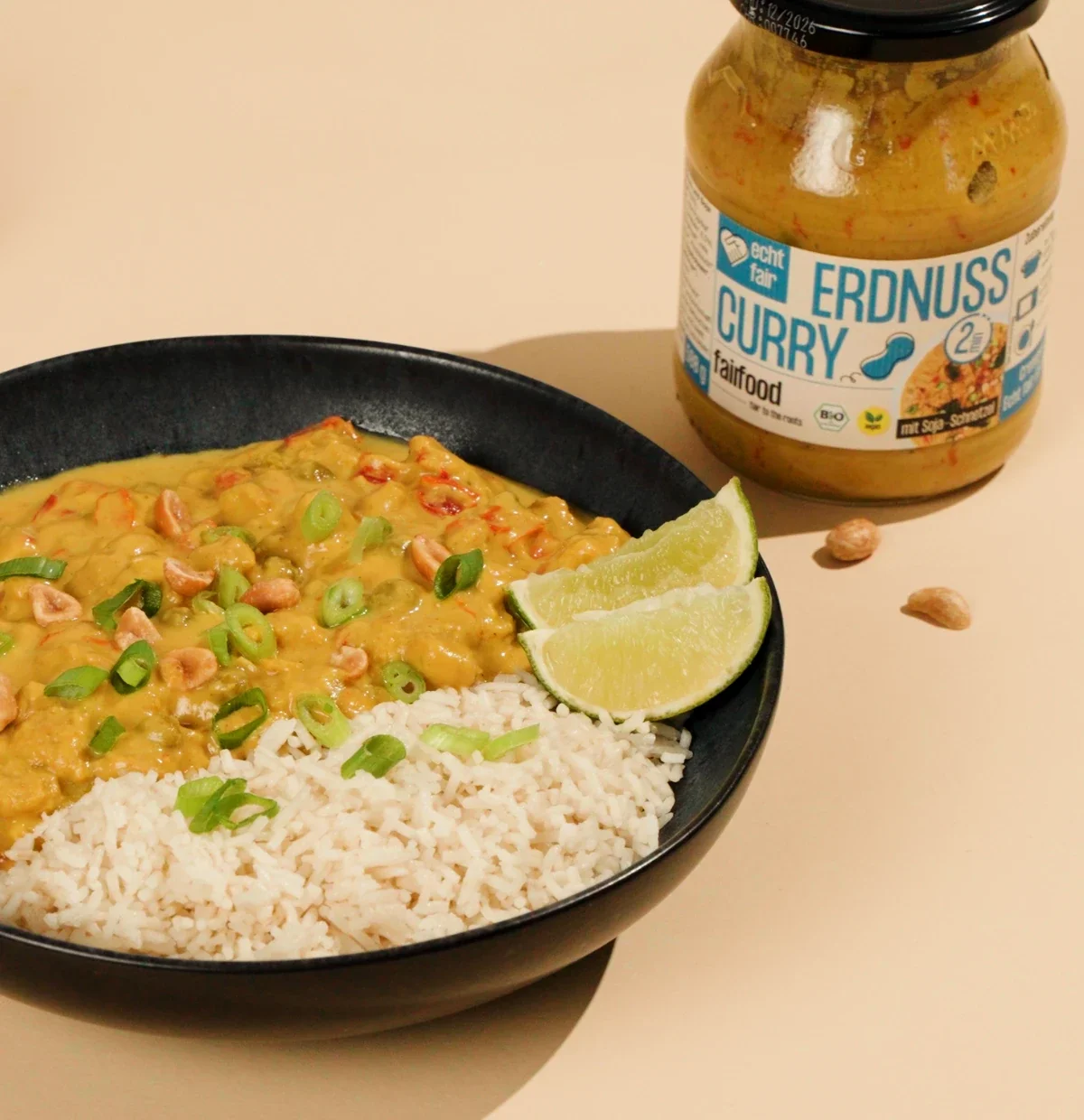 erdnuss curry im teller serviert mit glas daneben