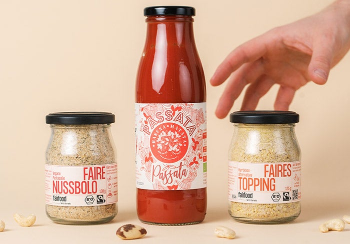 Schnelle Nussküche Fairtrade von fairfood. 1x vegane Nuss-Bolo, 1x veganes Pasta-Topping, 1x vegane Bio-Tomatensoße. Hier siehst du die schnelle Nussküche Fairtrade von fairfood. 1x vegane Nuss-Bolo, 1x veganes Pasta-Topping, 1x vegane Bio-Tomatensoße.