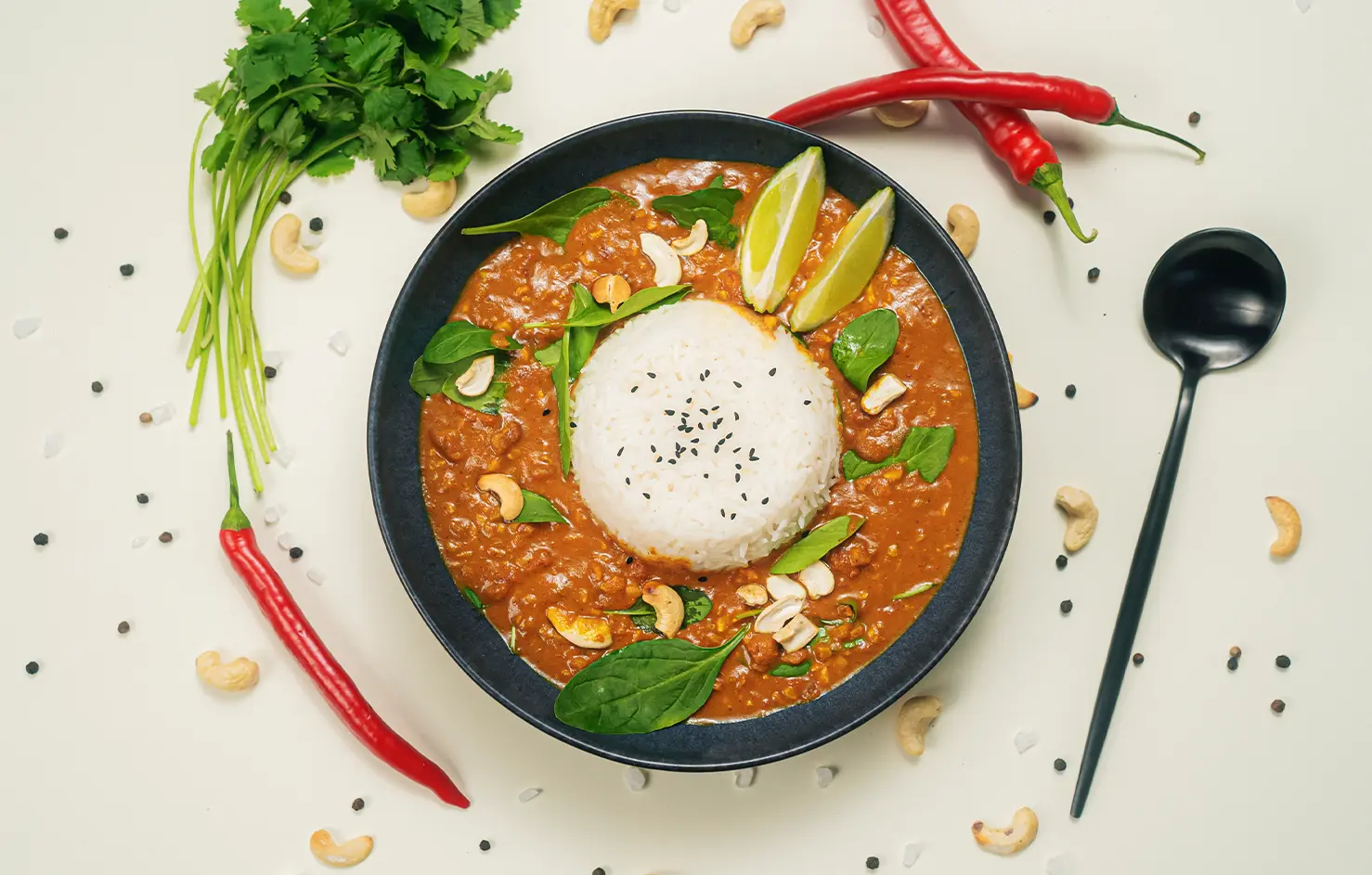 Nuss Curry in einem Teller mit einer Portion Reis in der Mitte
