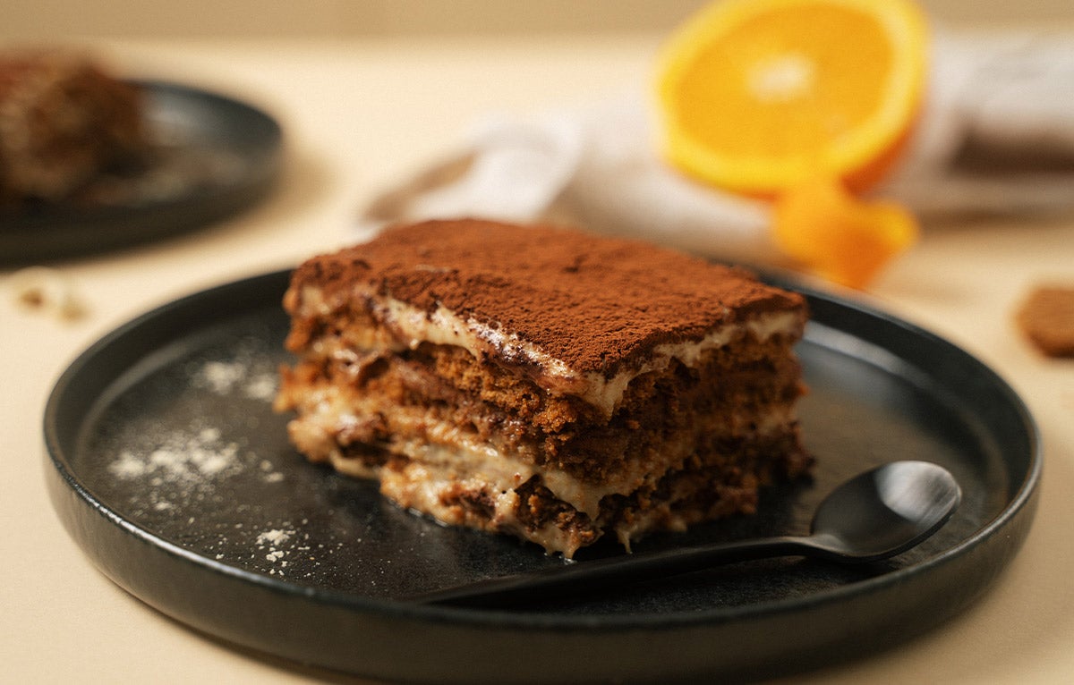 Hier siehst du ein veganes Tiramisu mit fairem Bio Cashewmus und fairem Bio Cashewbruch.