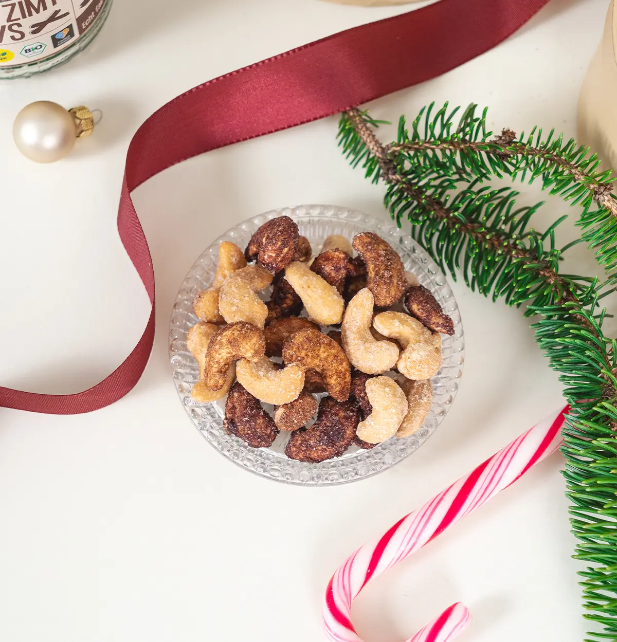 Süße Cashews in einer Schüssel mit weihnachtlicher Dekoration