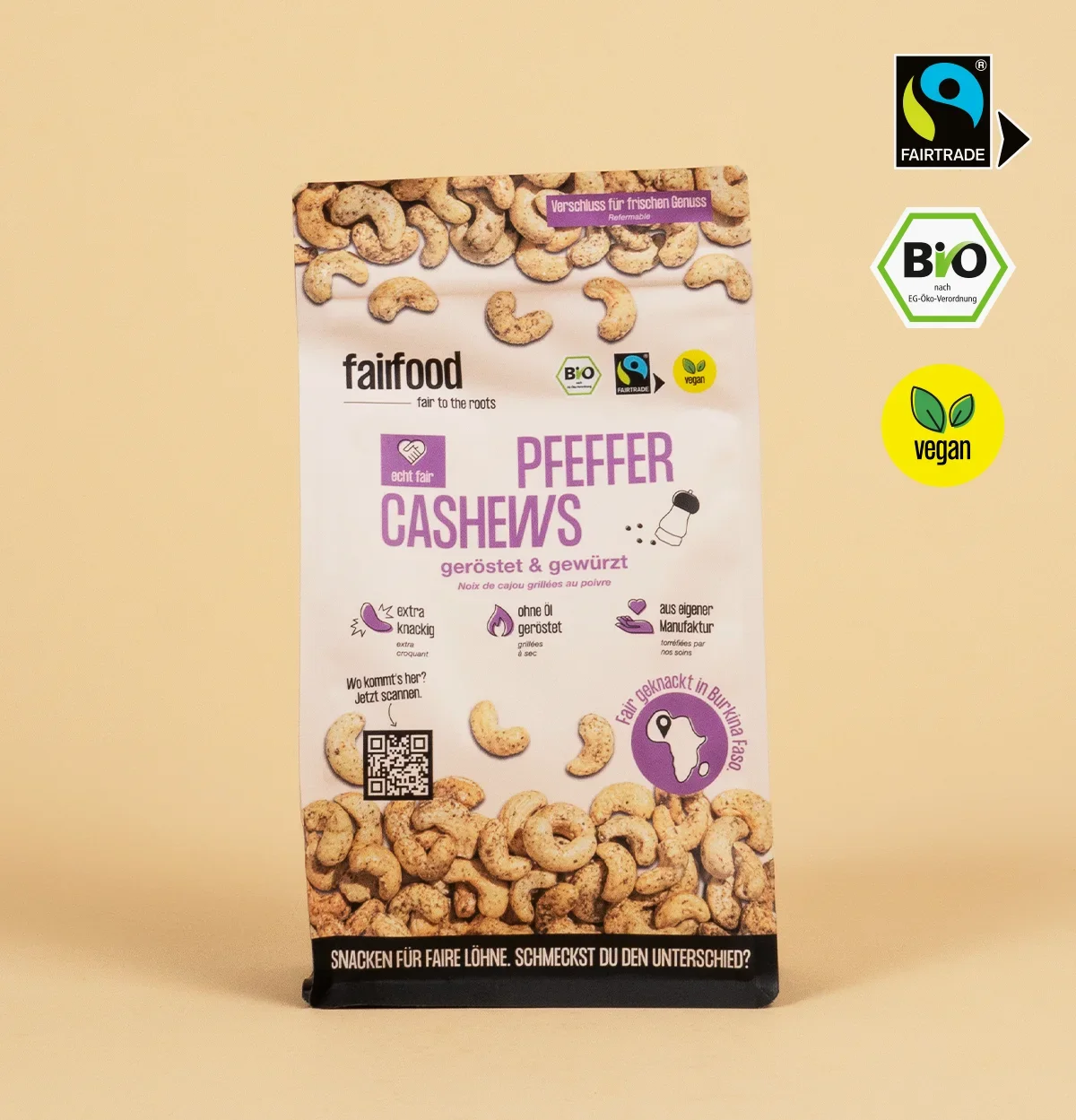 grosser Beutel gefüllt mit Pfeffer Cashews vor beigem Hintergrund