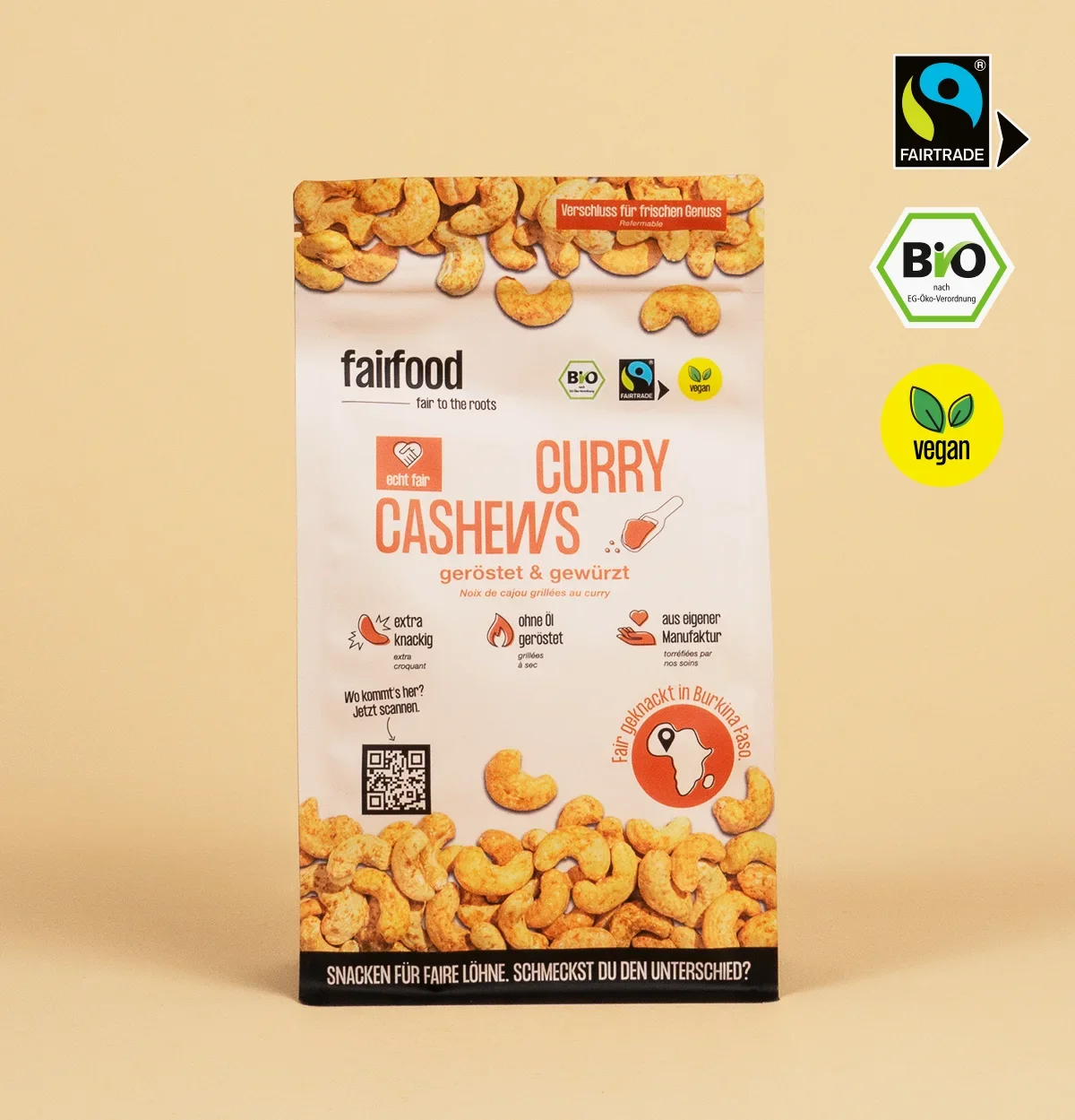 Curry Cashews im Beutel vor beigem Hintergrund