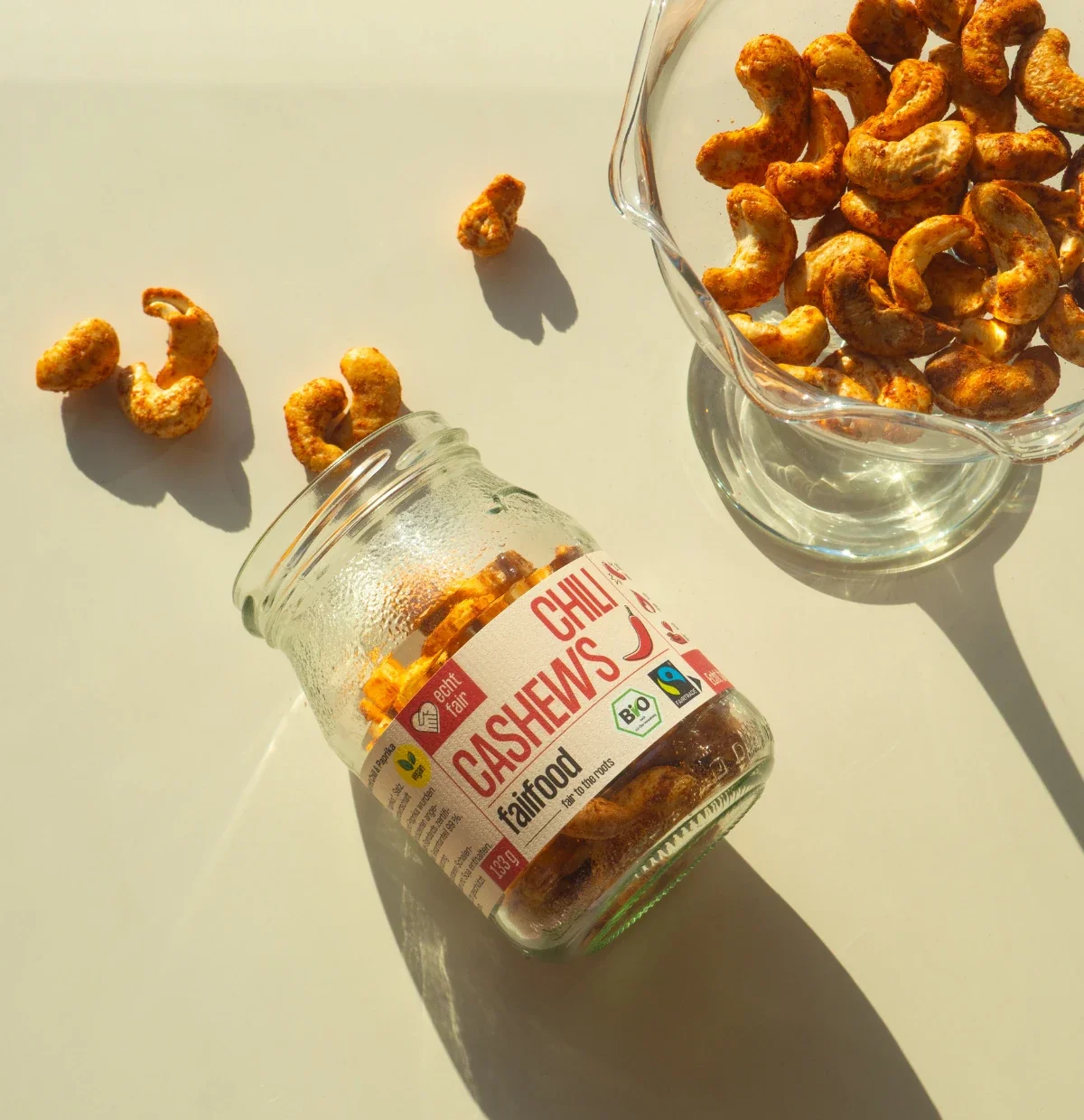 liegendes glas mit chili cashews und stimmungsvollem licht