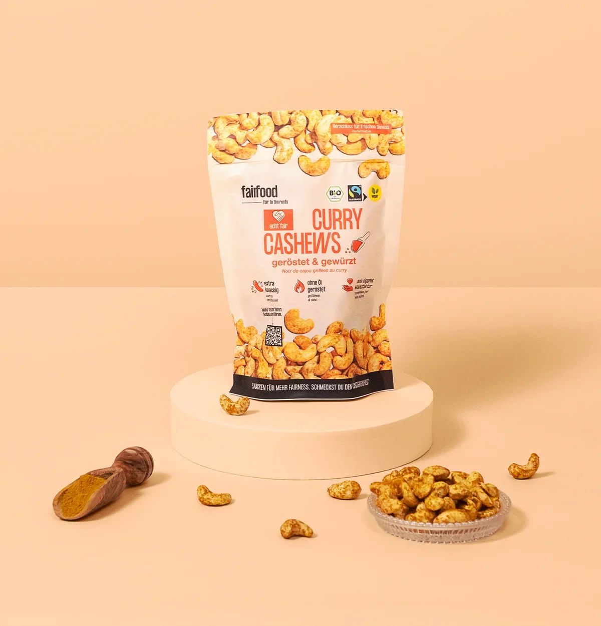 Beutel Curry Cashews vor orangenem Hintergrund