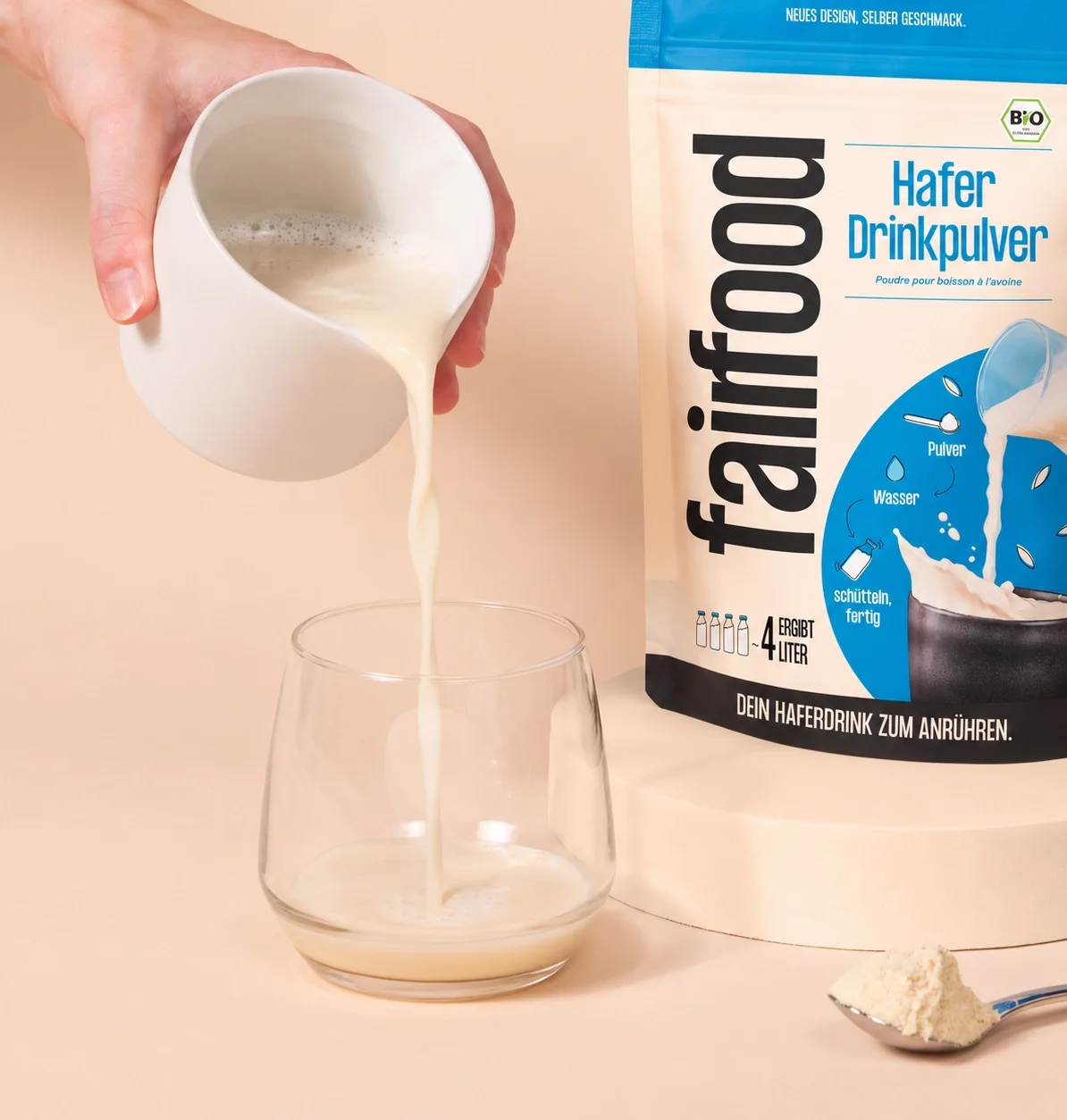 Haferdrink wird in ein Glas eingegossen