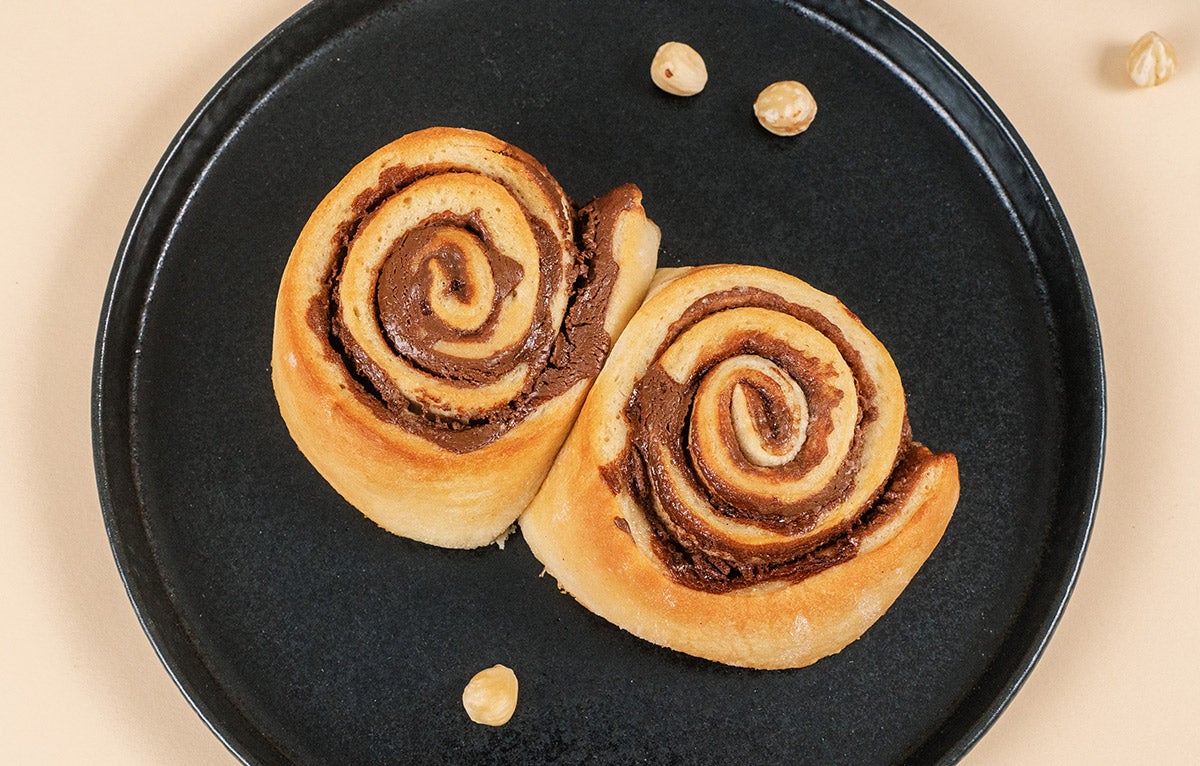 Vegane Schokoschnecken mit fairer Bio-Haselnuss-Schokocreme von fairfood Hier siehst du vegane Schokoschnecken mit fairer Bio-Haselnuss-Schokocreme von fairfood