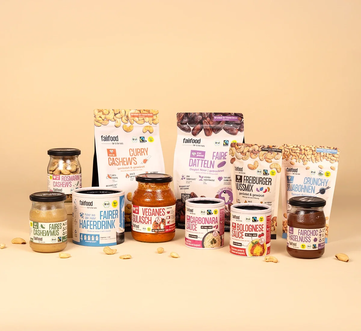 viele fairfood Produkte vor beigem Hintergrund