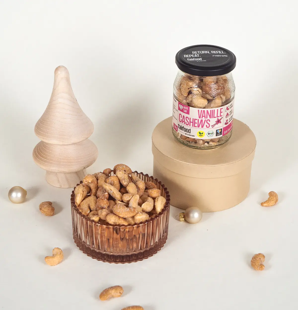 Vanille Cashews im weihnachtlichem Hintergrund