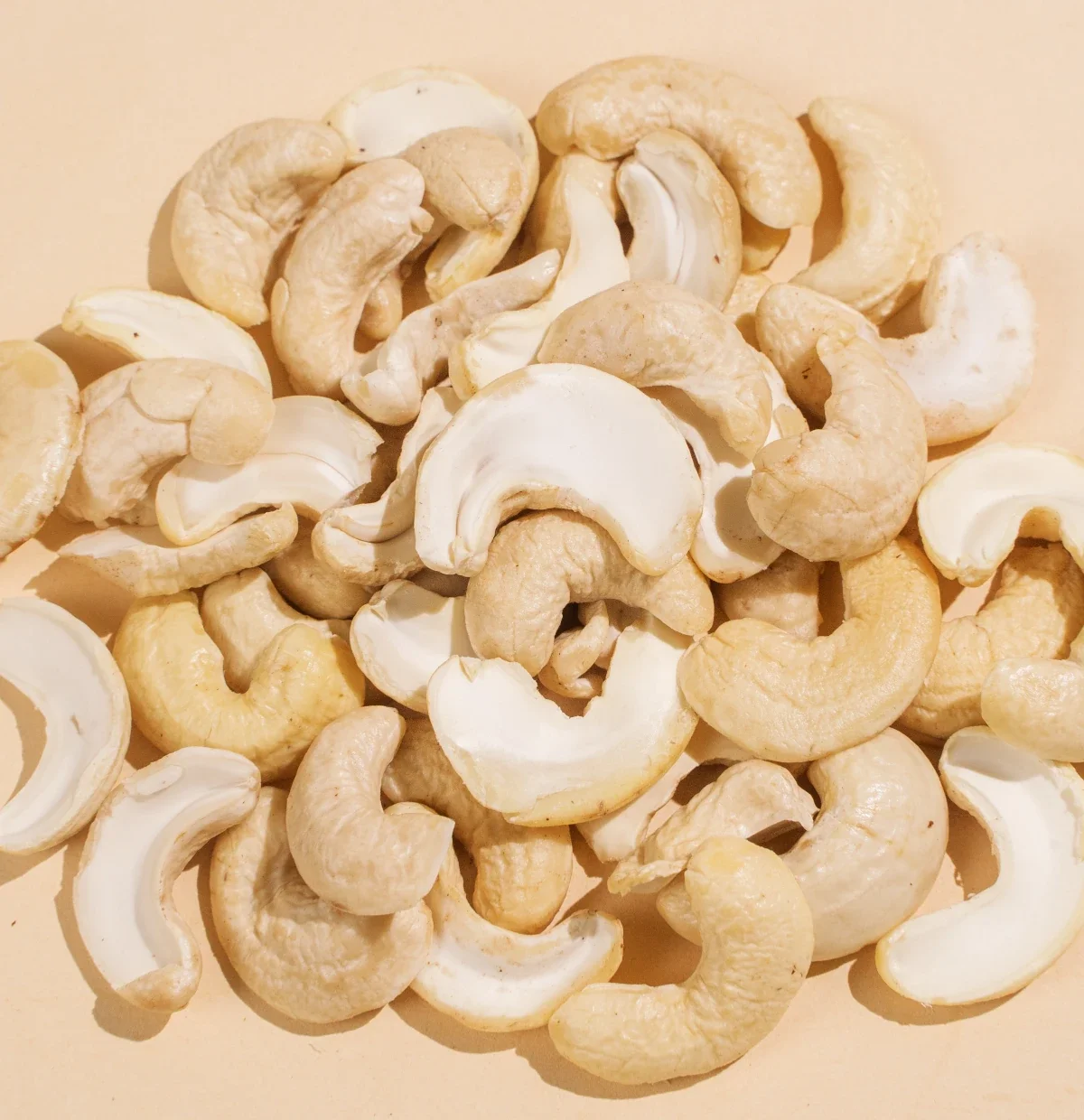 Cashewbruch auf einem beigen Hintergrund