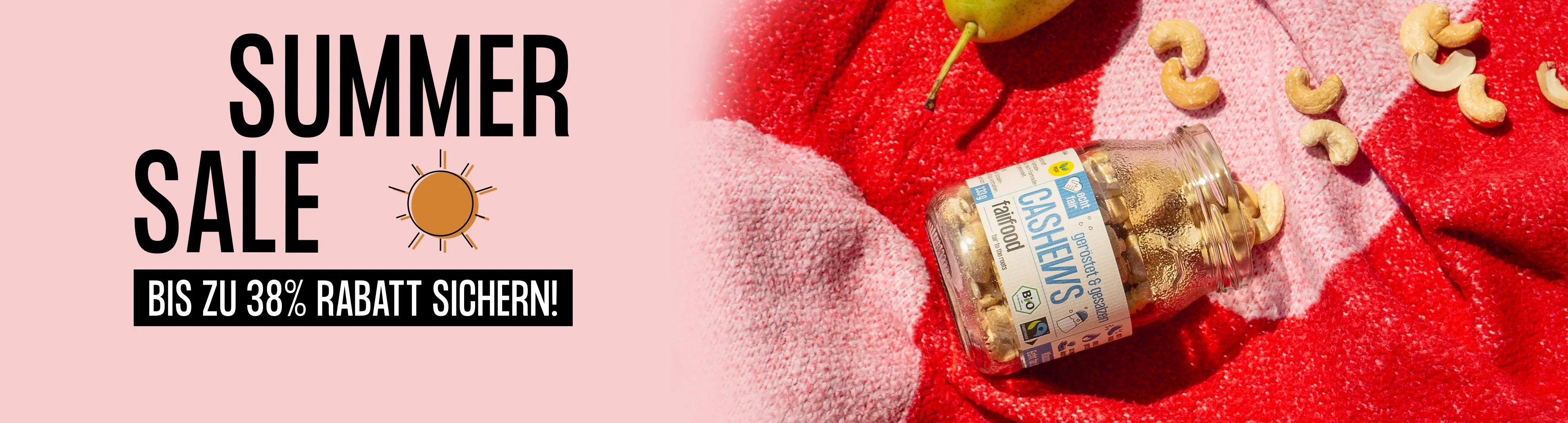 Nüsse auf bunter Picknickdecke. Text Summer Sale bis zu 38% Rabatt