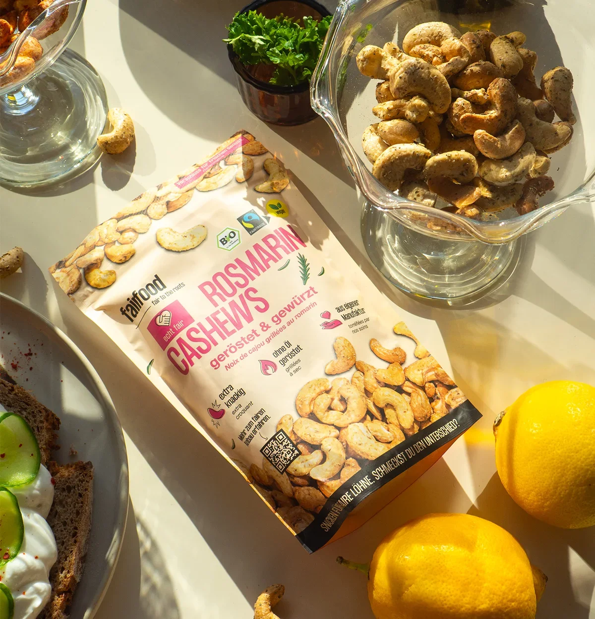 Beutel Rosmarin Cashews auf Tisch mit Essen mit Sonnenuntergangslicht