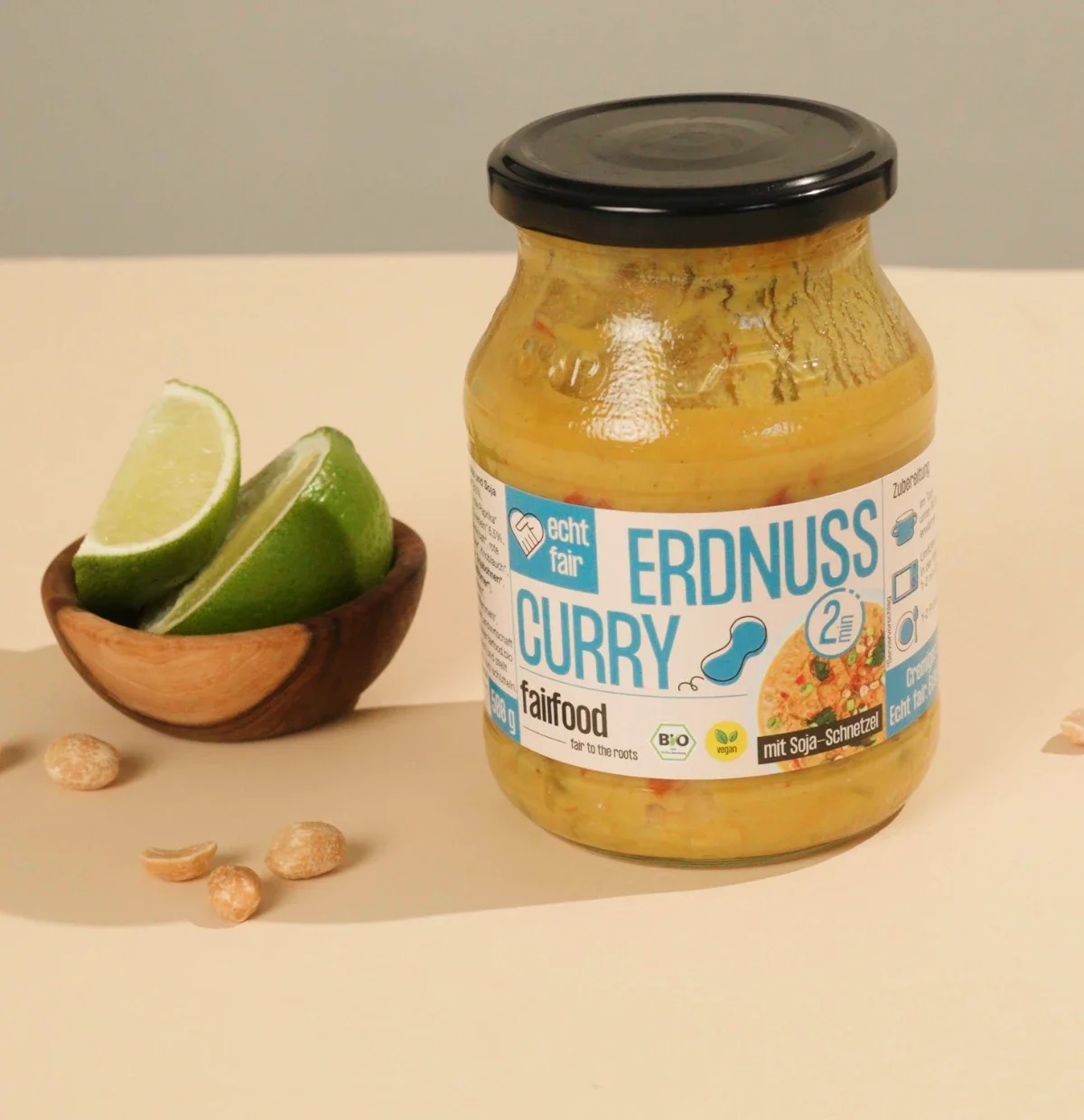 erdnuss curry im glas neben limetten