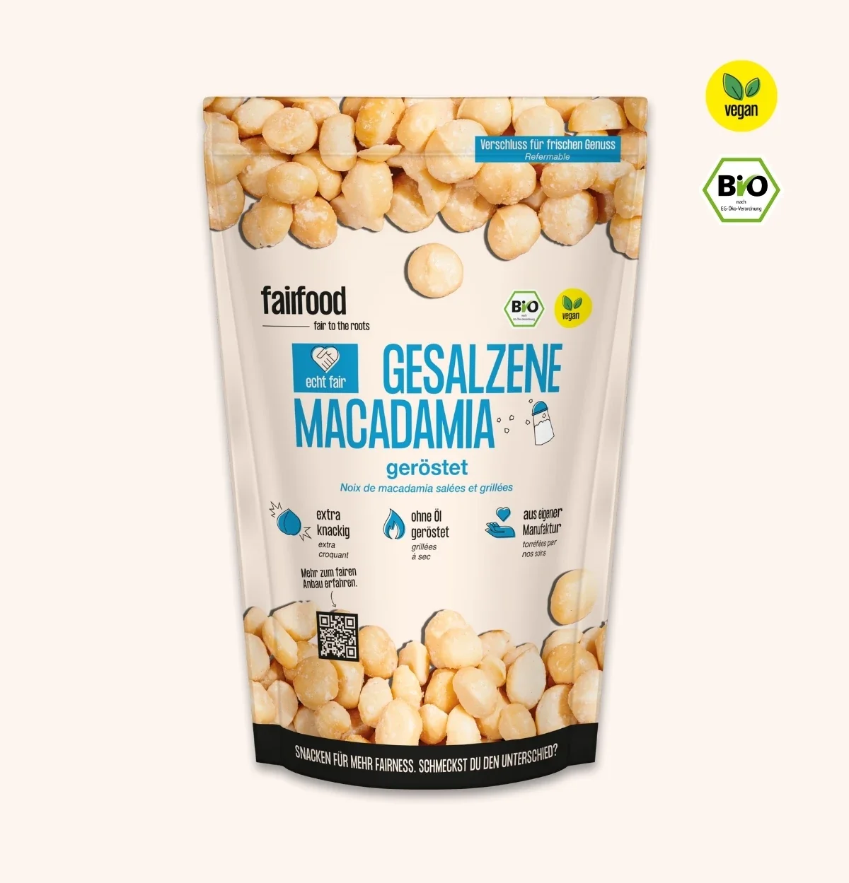 Bio Macadamia geröstet & gesalzen 125g Beutel gesalzene Macadamia vor beigem Hintergrund
