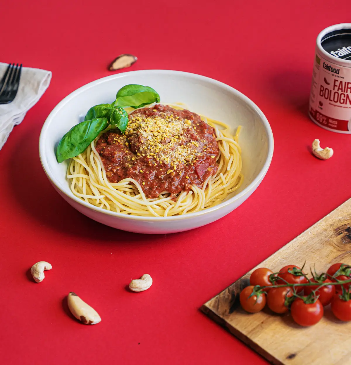 Spagetti in einem Teller mit Nussbolo