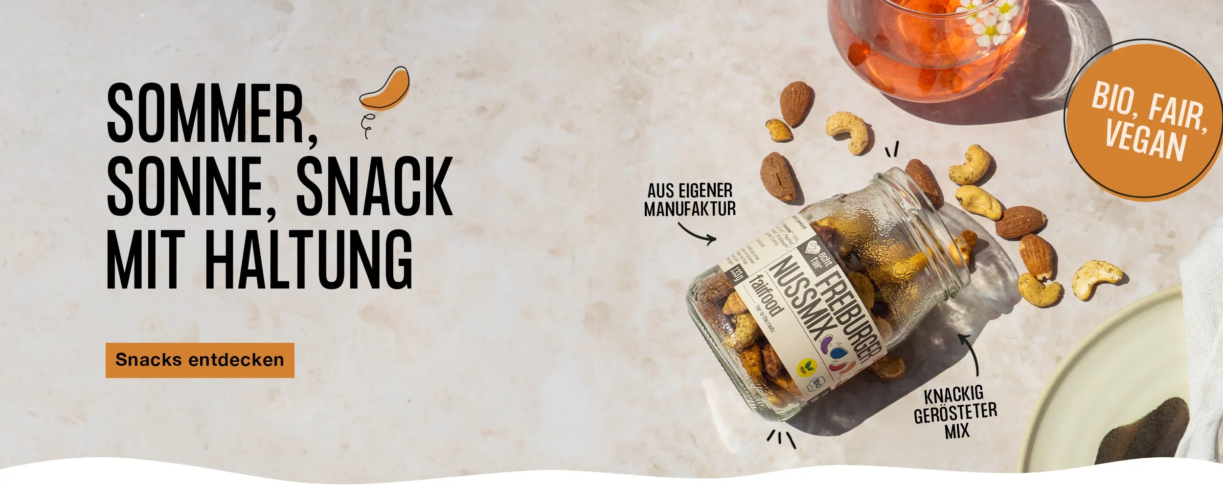 Nüsse auf steinernem Boden. Text: Sommer Sonne Snack mit Haltung