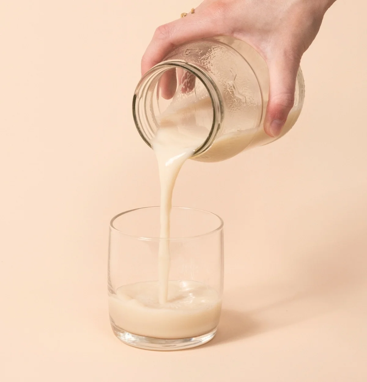 Haferdrink wird in Glas gegossen