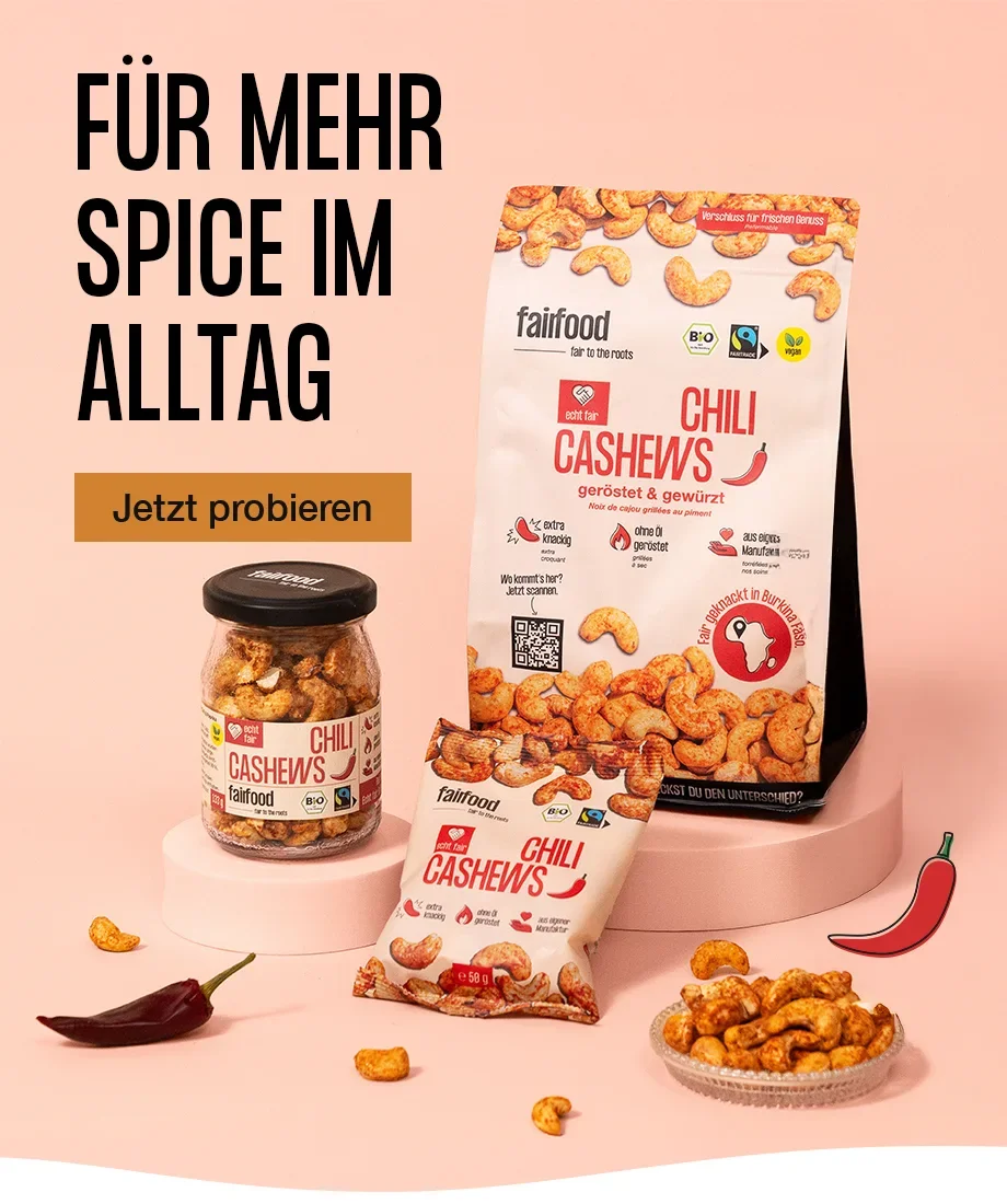 Cashew Chili Produkte vor rotem Hintergrund