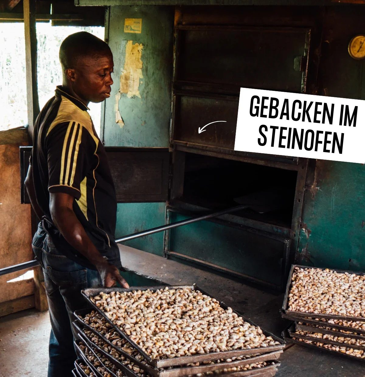 Mann vor Ofen mit Blechen voller Cashews und Text Gebacken im Steinofen