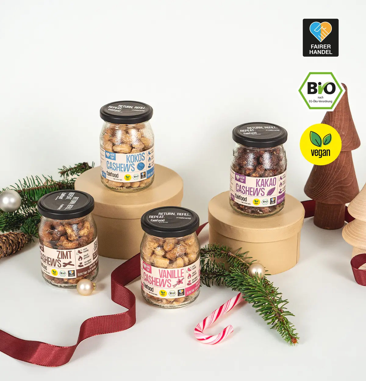 4 Sorten süße Cashews in weihnachtlichem Hintergrund