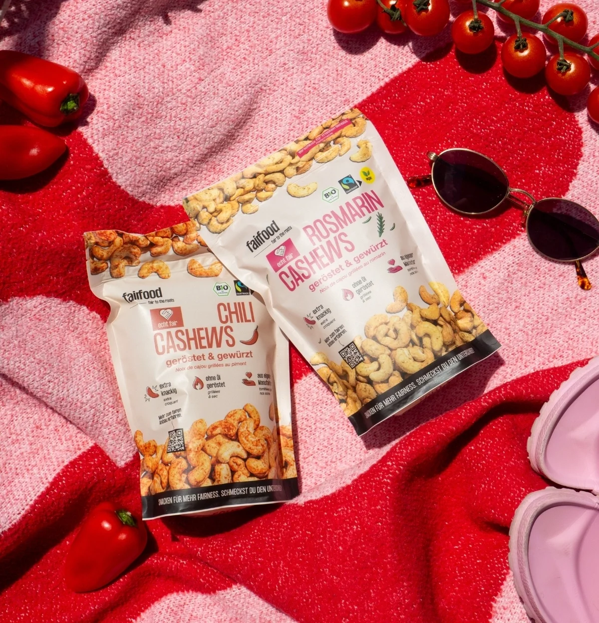 Beutel Rosmarin Cashew und Chili Cashew liegen auf Strandtuch