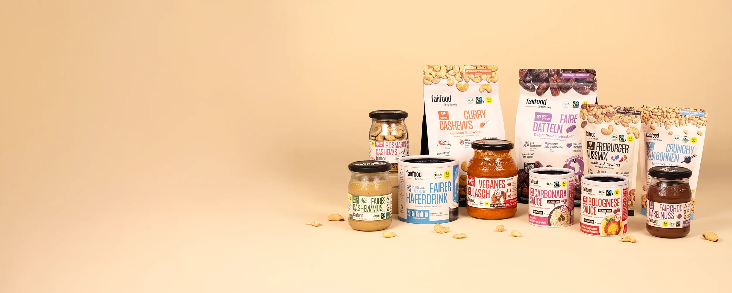 viele fairfood Produkte vor beigem Hintergrund
