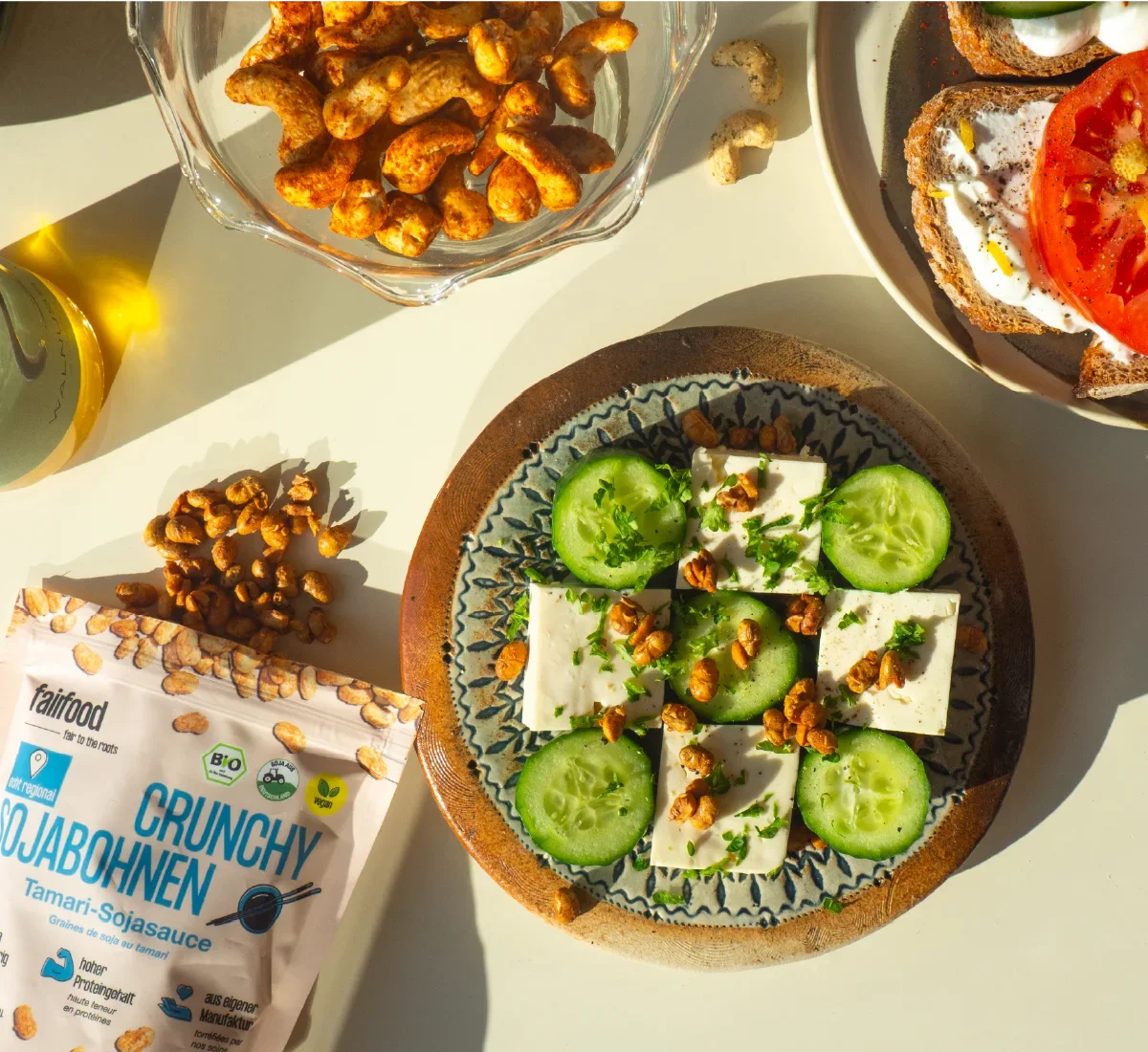 Nuesse und Sojabohnen auf gedecktem Tapas Tisch in Sonnenuntergangsstimmung