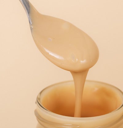 Feine vegane Bio-Cashew-Vanille-Creme aus fairem Handel für bewussten Genuss Hier siehst du die vegane Bio Cashew-Vanille-Creme von fairfood